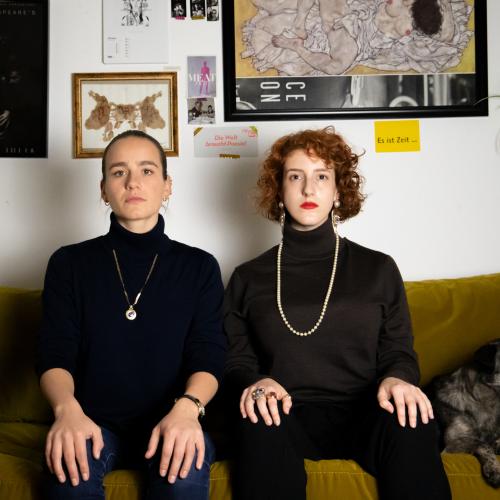 Tereza & Lena sitzen auf einer Couch