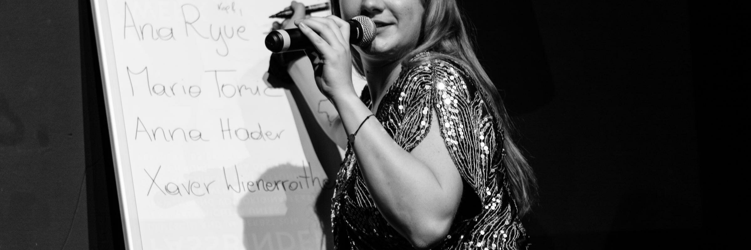 Tereza schreibt etwas auf ein Plakat